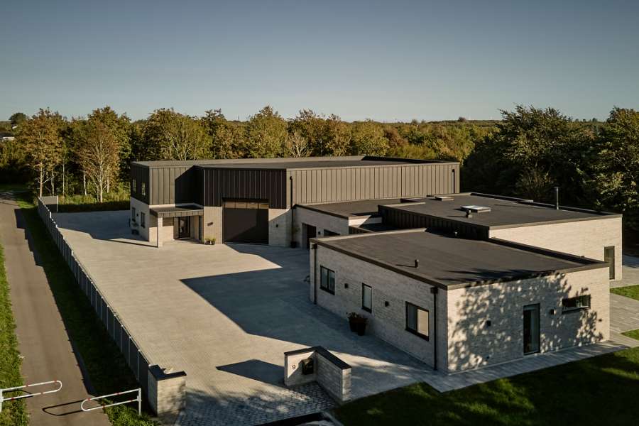 Stylish steel profiles on the façade of a newly built house with space for everything, Navervænget 9, 6710 Esbjerg, Denmark